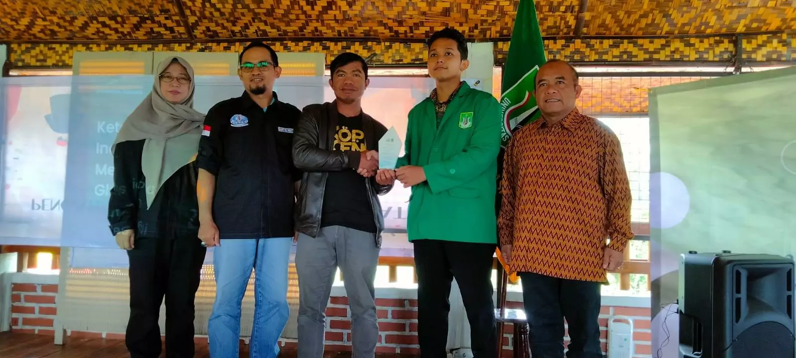 Difasilitasi Almisbat, Mahasiswa UNAS Gelar Dialog Bersama Kelompok Perhutanan Sosial dan DPRD Garut - Desapedia