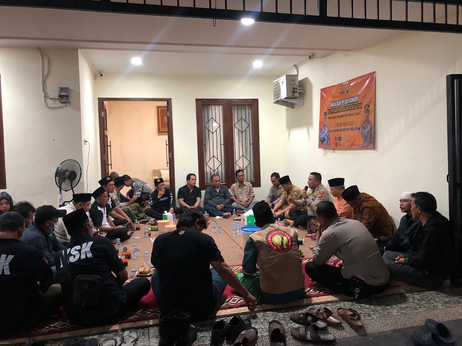 Kapolsek Cilandak Kompol Wahid Key, S Sos, MH, kembali menghadiri dan mendengarkan keluhan langsung masyarakat dalam acara Malam Pelayanan Polres Metro Jakarta Selatan