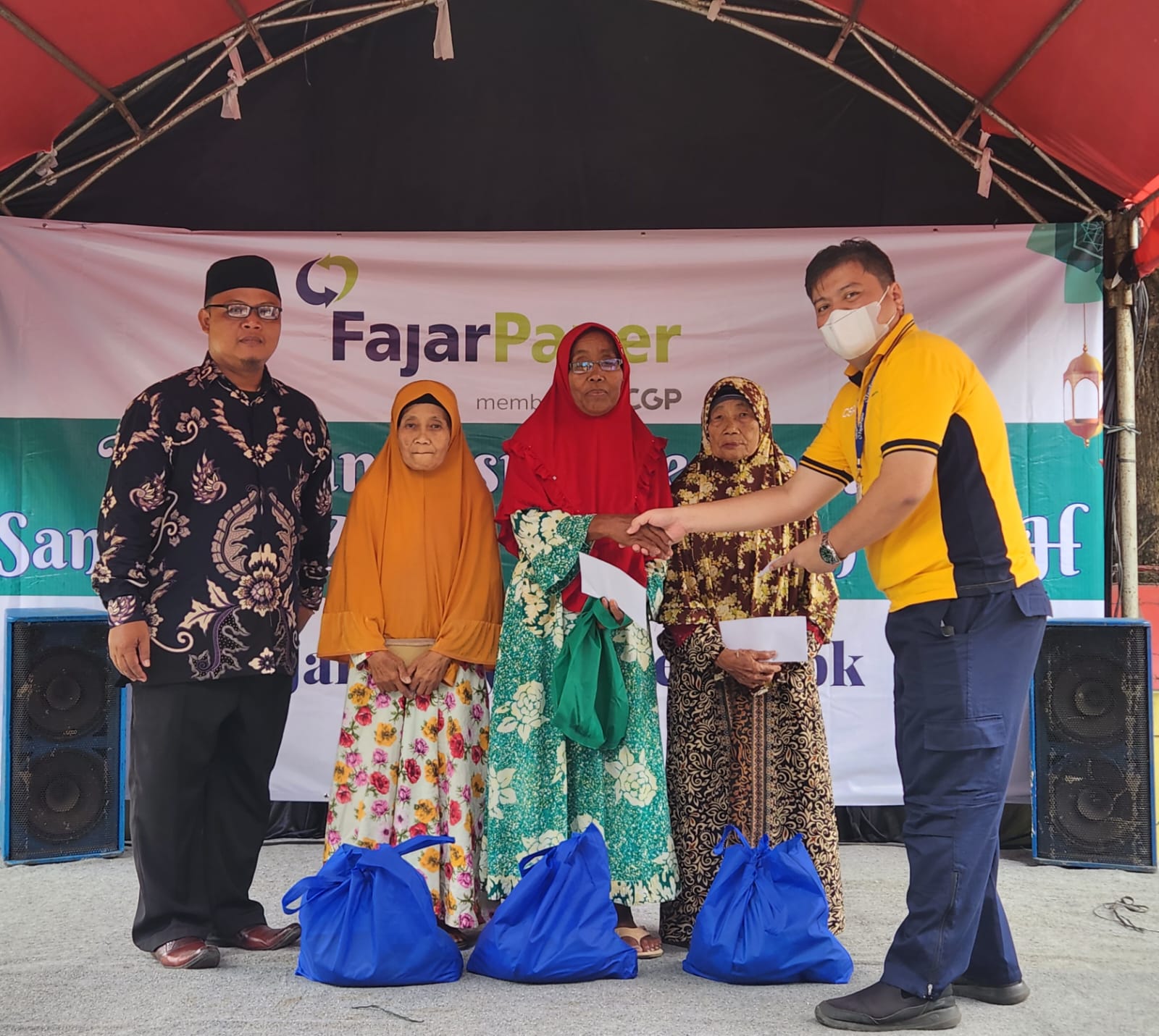 Fajar Paper Berikan Zakat Jelang Idul Fitri untuk Warga di 3 Desa Kabupaten Bekasi - Desapedia