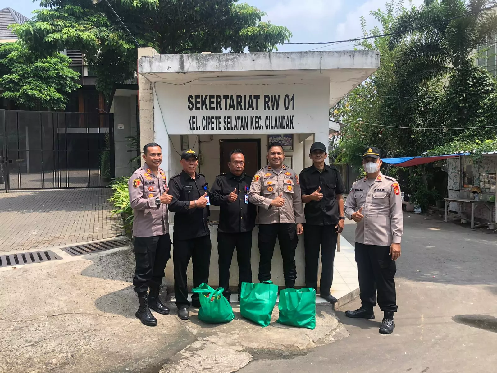 Kapolsek Cilandak Lakukan Security Assessment Satpam Perumahan dan Berikan Bingkisan Lebaran - Desapedia