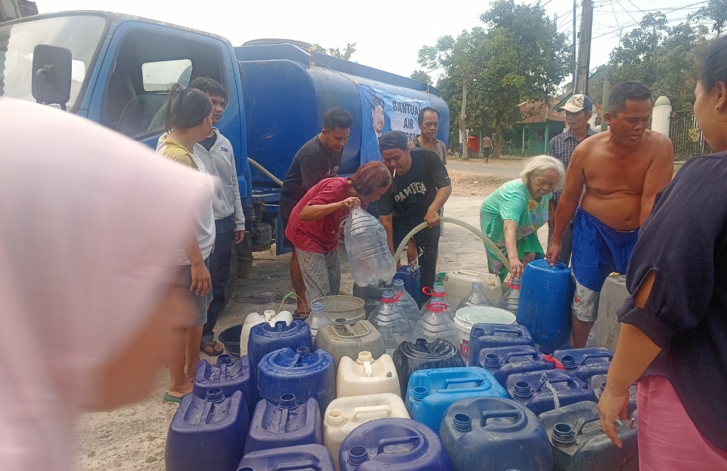 Firdaus Subarkah Dampingi Bantuan Air Bersih ke Desa Cibarusah Jaya - Desapedia