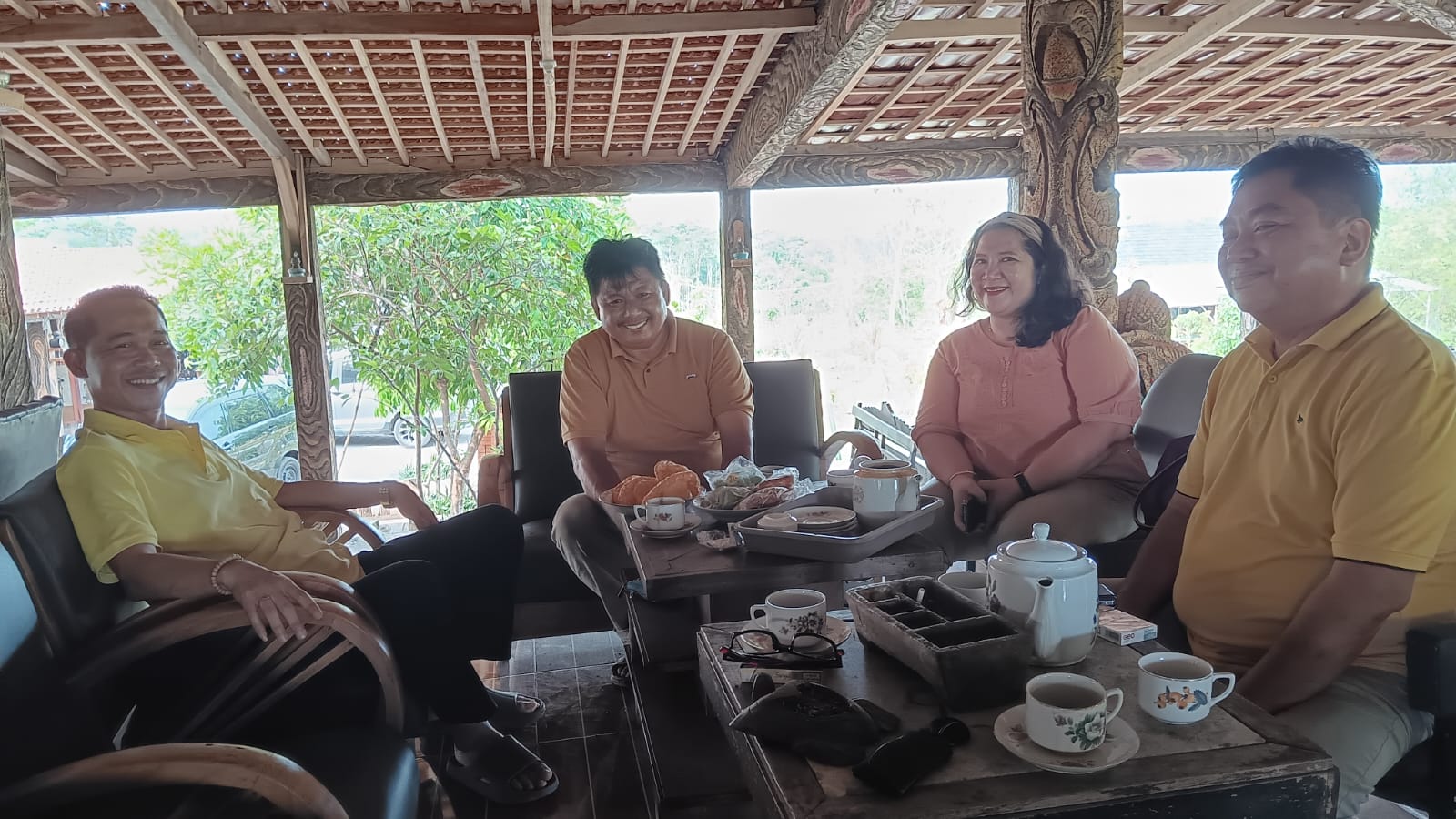 Iwan Soelasno Temui Ketua Asosiasi Kades Lumajang, Sepakat Mendesak Revisi UU Desa Segera Disahkan - Desapedia