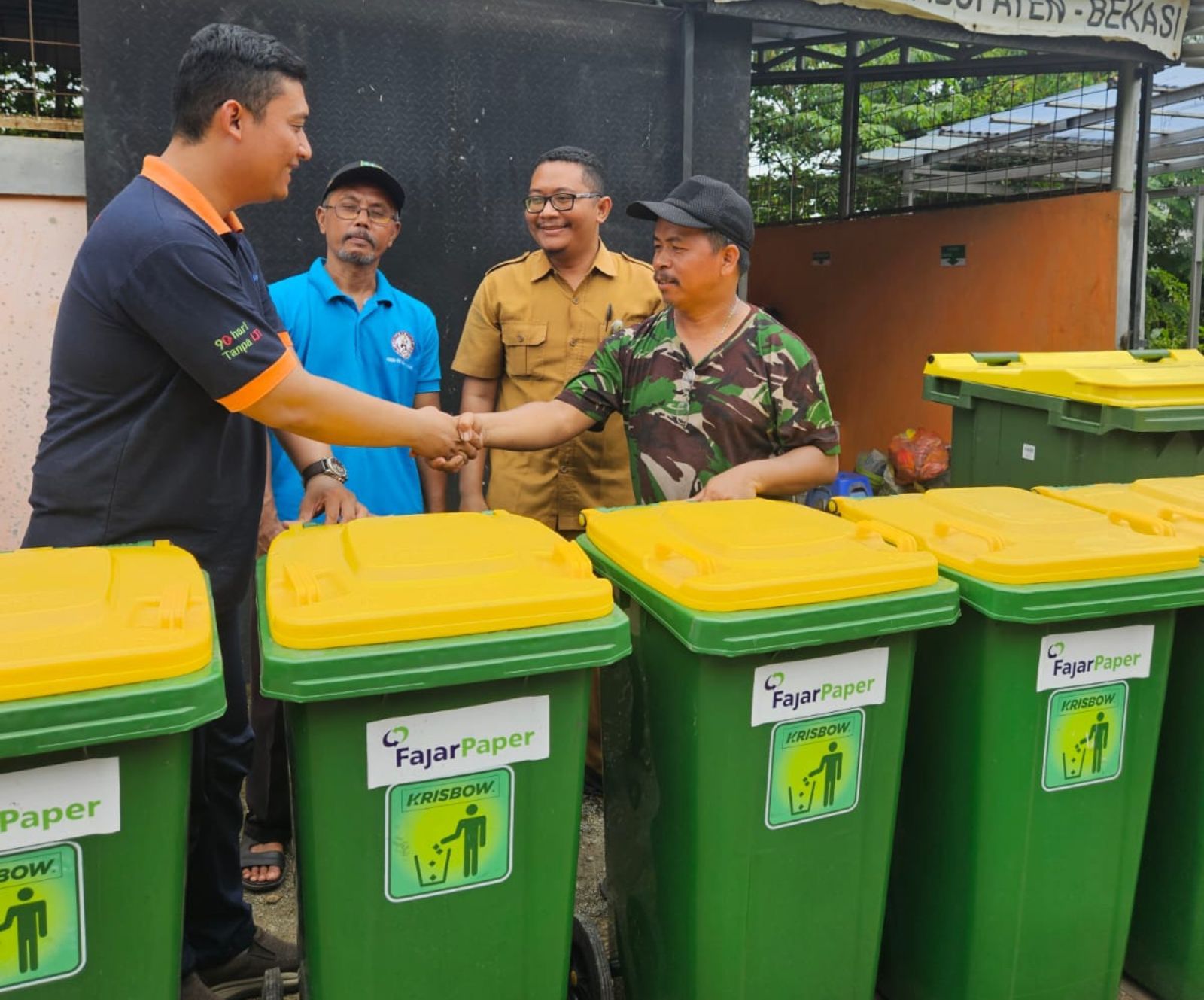 Fajar Paper Serahkan 190 Unit Tempat Sampah ke 10 Desa di Kabupaten Bekasi, Dukung Program Kampung Iklim - Desapedia