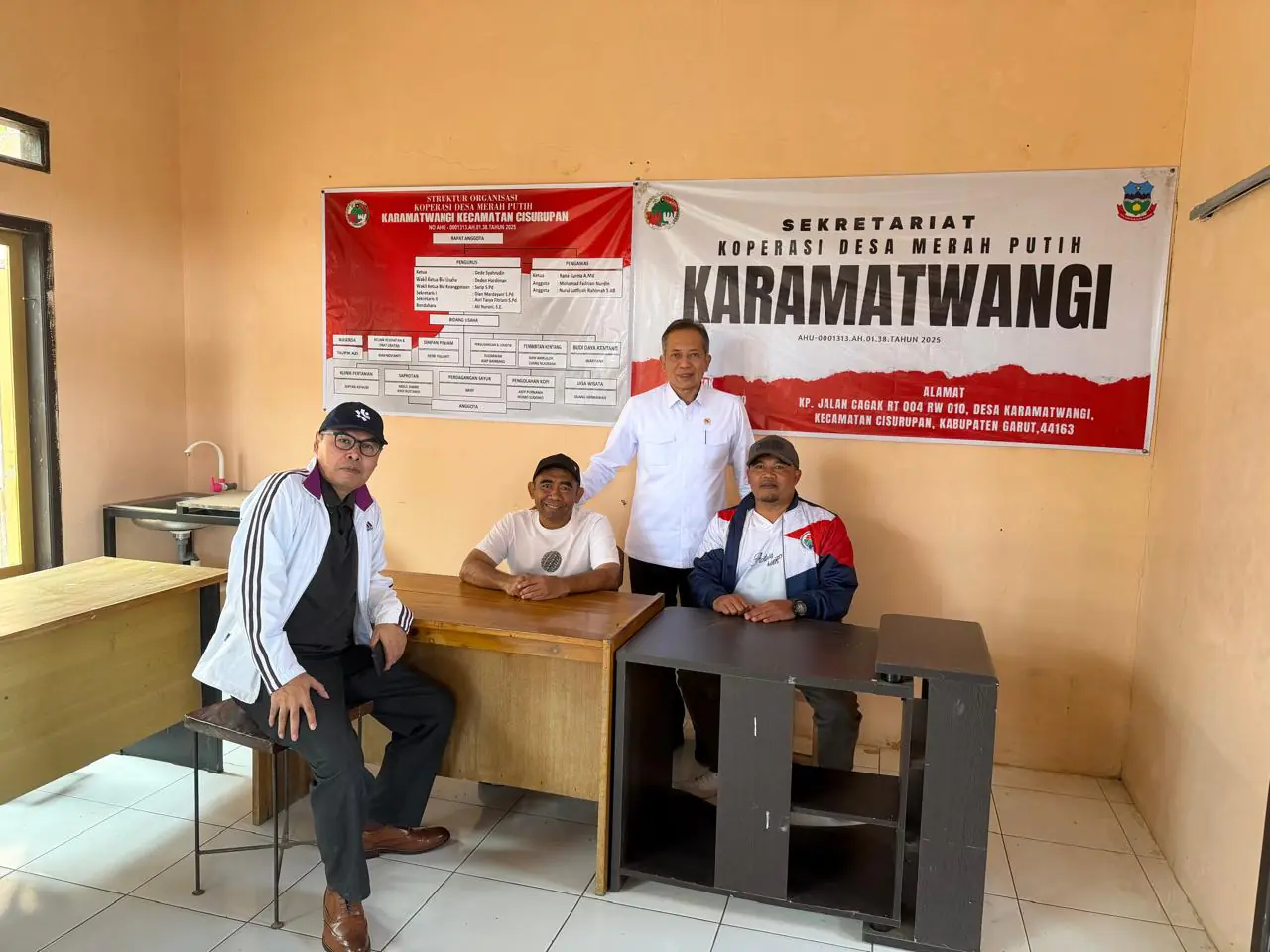 Didampingi Pegiat Perhutanan Sosial, Menkop Ferry Kunjungi Kopdes Merah Putih di Garut