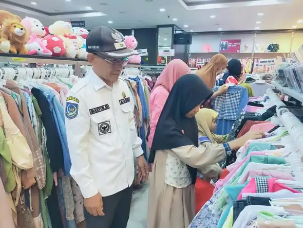 Jelang Lebaran, Kepala Desa Senggigi Ajak Anak-anak Yatim Piatu Belanja Baju Baru